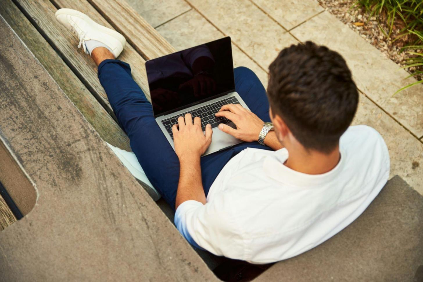 Étudiant gérant ses finances avec une calculatrice et des documents budgétaires