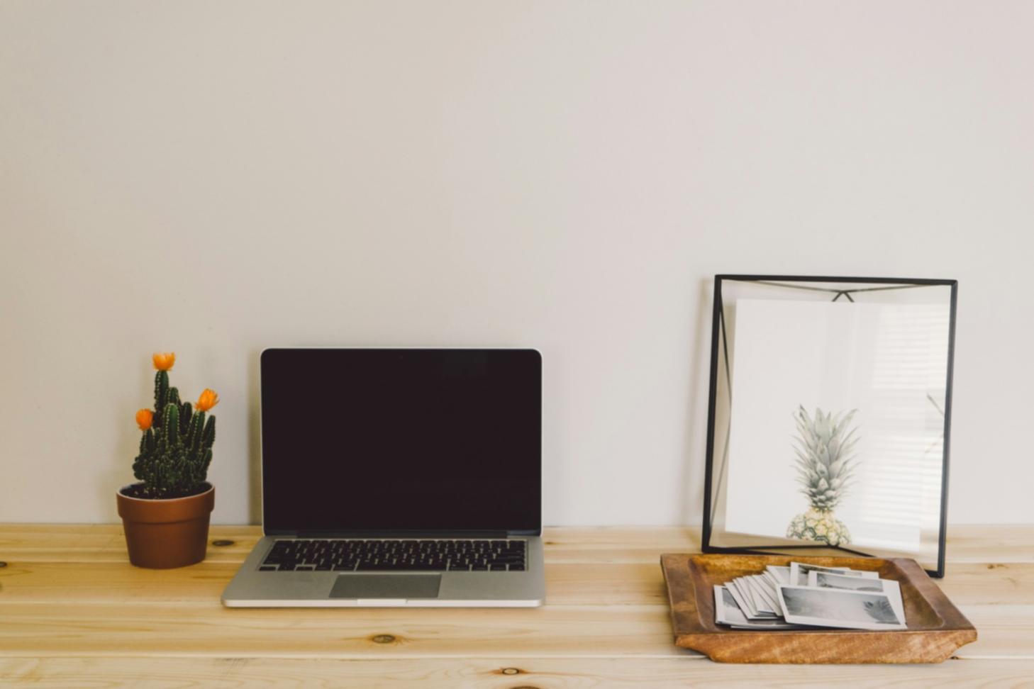 Espace de travail organisé avec documents financiers et outils de planification