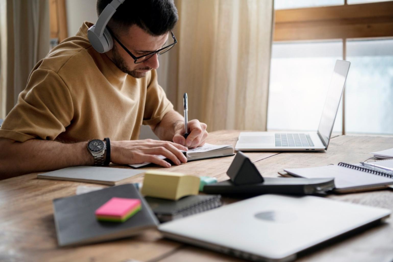 Bureau de travail avec documents financiers et calculatrice