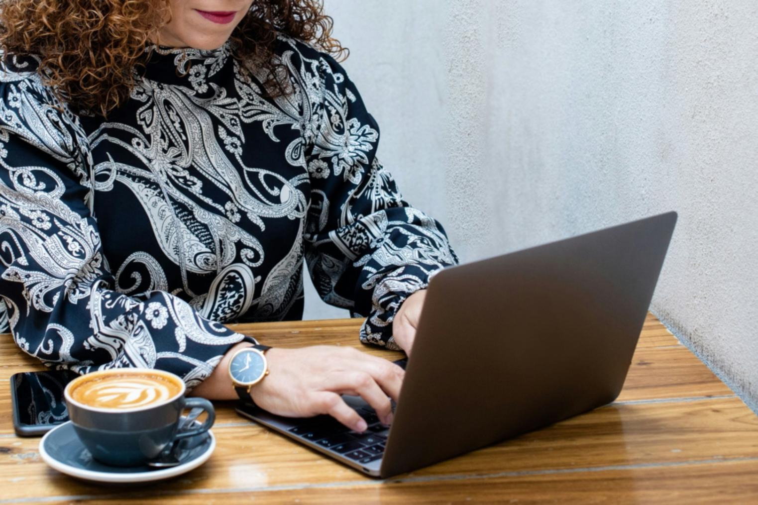 Personne analysant des documents financiers sur son bureau avec calculatrice et graphiques