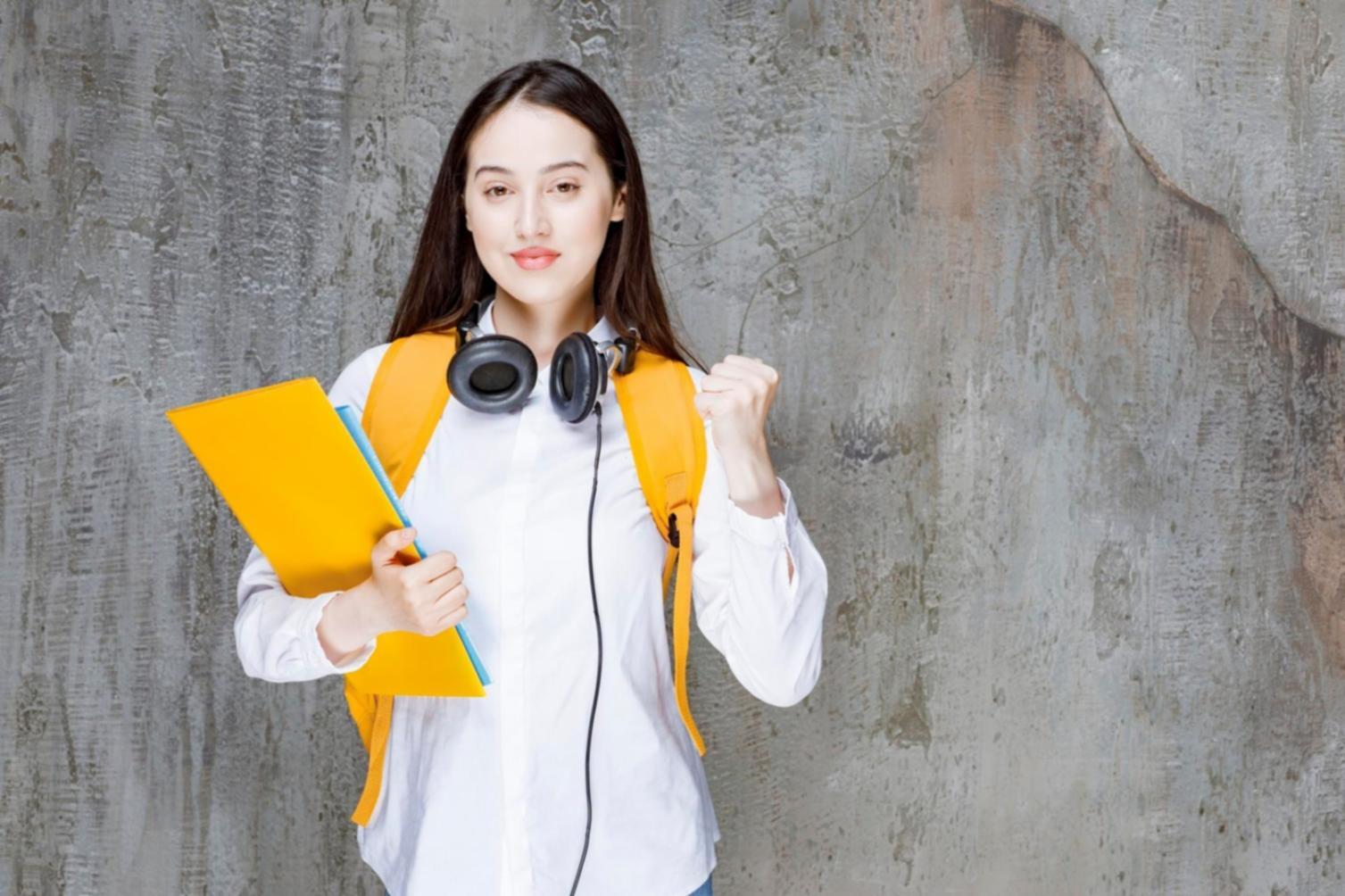 Vue d'ensemble d'outils de planification financière disposés sur un bureau